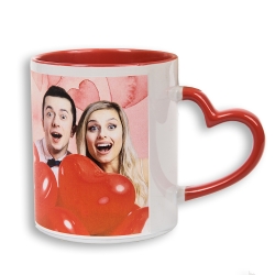 KUBEK CZERWONY Z UCHEM W KSZTAŁCIE SERCA z max. 3 zdjęciami, napisem